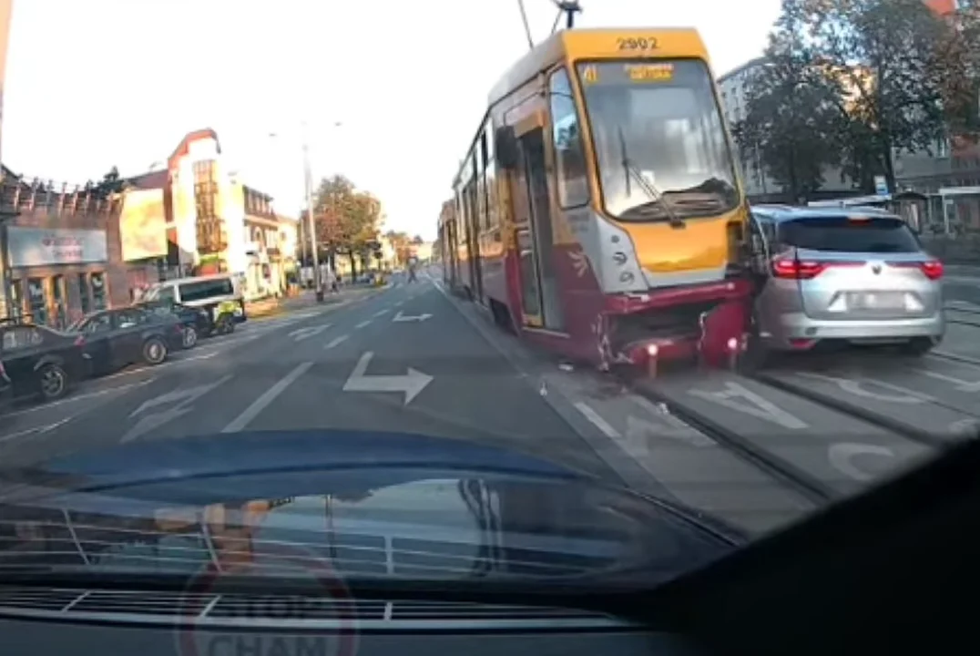 Niebezpieczne zdarzenie w Pabianicach. Kierowca wjechał wprost pod nadjeżdżający tramwaj [WIDEO] - Zdjęcie główne