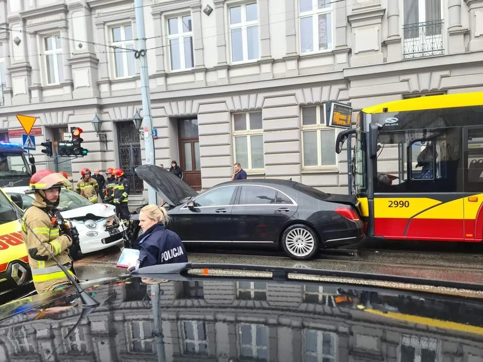 Wypadek z udziałem autobusu MPK Łódź w centrum. Utrudnienia w komunikacji miejskiej  - Zdjęcie główne