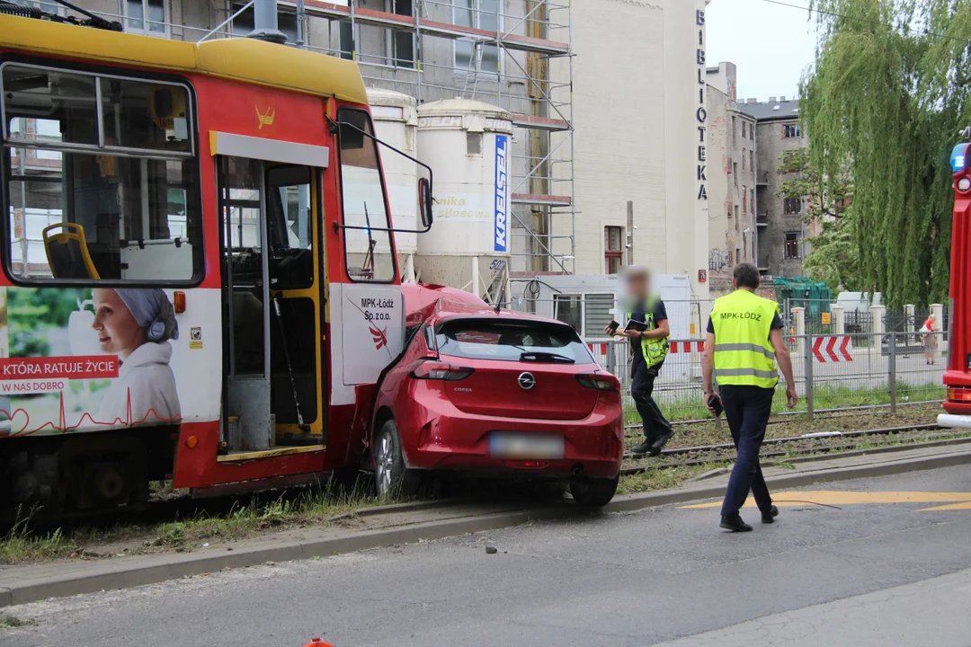 Wypadek w centrum Łodzi. Osobówka zderzyła się z tramwajem [ZDJĘCIA] - Zdjęcie główne