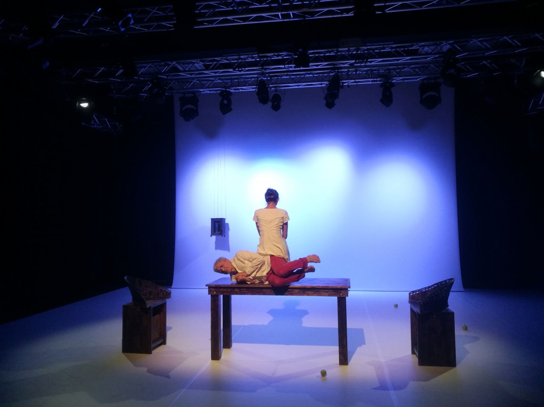 Spektakl 'ja bóg' Teatru CHOREA na otwarcie Festiwalu Retroperspektywy - Zdjęcie główne