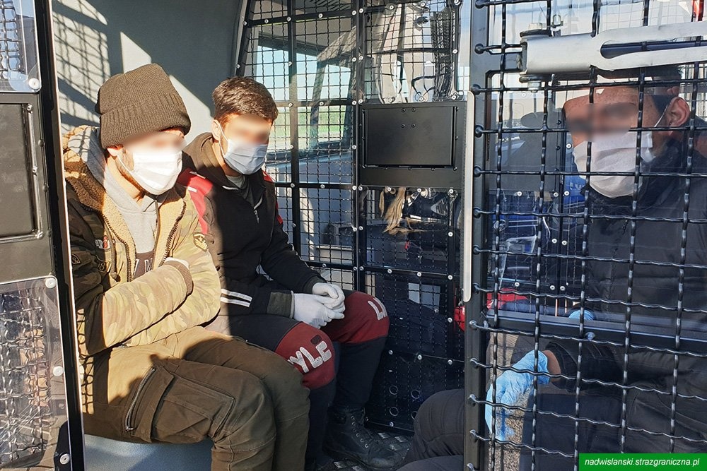 Straż Graniczna w Łodzi zatrzymała Afgańczyków przewożonych w naczepie tira. Mężczyźni oświadczyli, że ich podróż zorganizowali przemytnicy - Zdjęcie główne