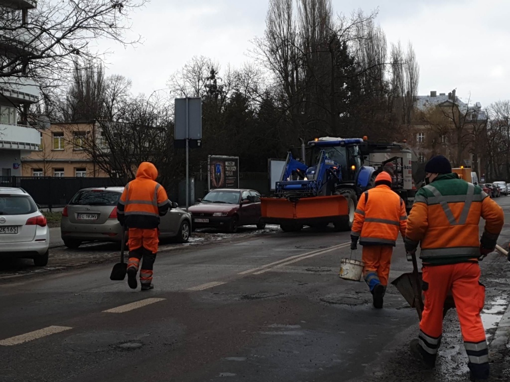 Dziurawe drogi w Łodzi. Od początku roku do łódzkiego ZDIT-u wpłynęło ponad 160 wniosków o odszkodowanie za uszkodzone auto - Zdjęcie główne