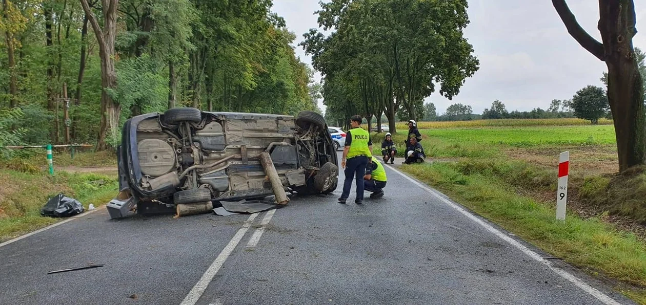 Śmiertelny wypadek w Łódzkiem. BMW dachowało, nie żyje 19-letnia kobieta - Zdjęcie główne