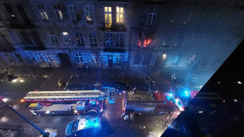 Pożar mieszkania w kamienicy w centrum Łodzi. W akcji kilka zastępów straży pożarnej [zdjęcia | wideo] - Zdjęcie główne