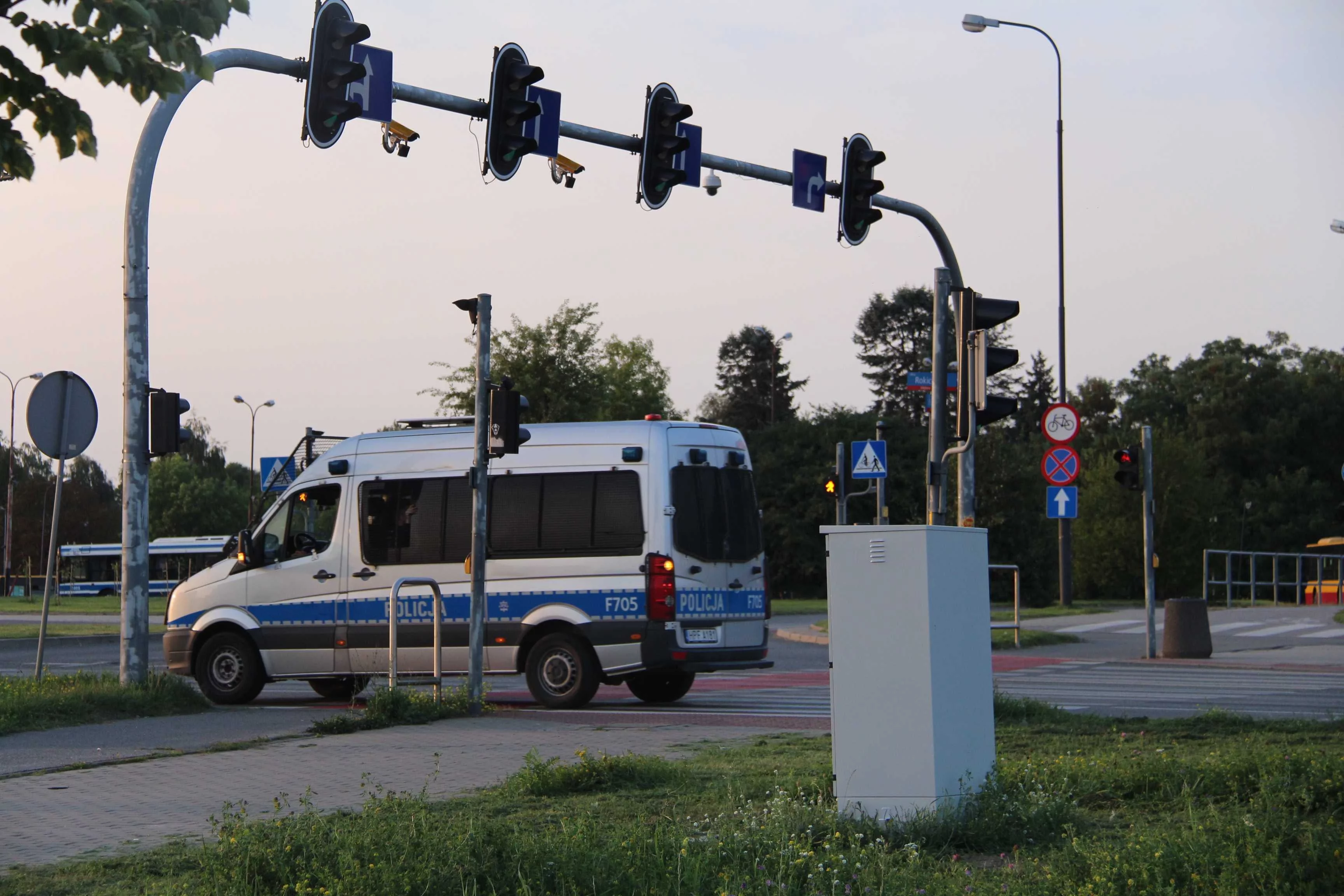 Kierowco,  w tych miejscach działa systemy Red-Light. Jaki mandat za niezatrzymanie się na czerwonym świetle? - Zdjęcie główne