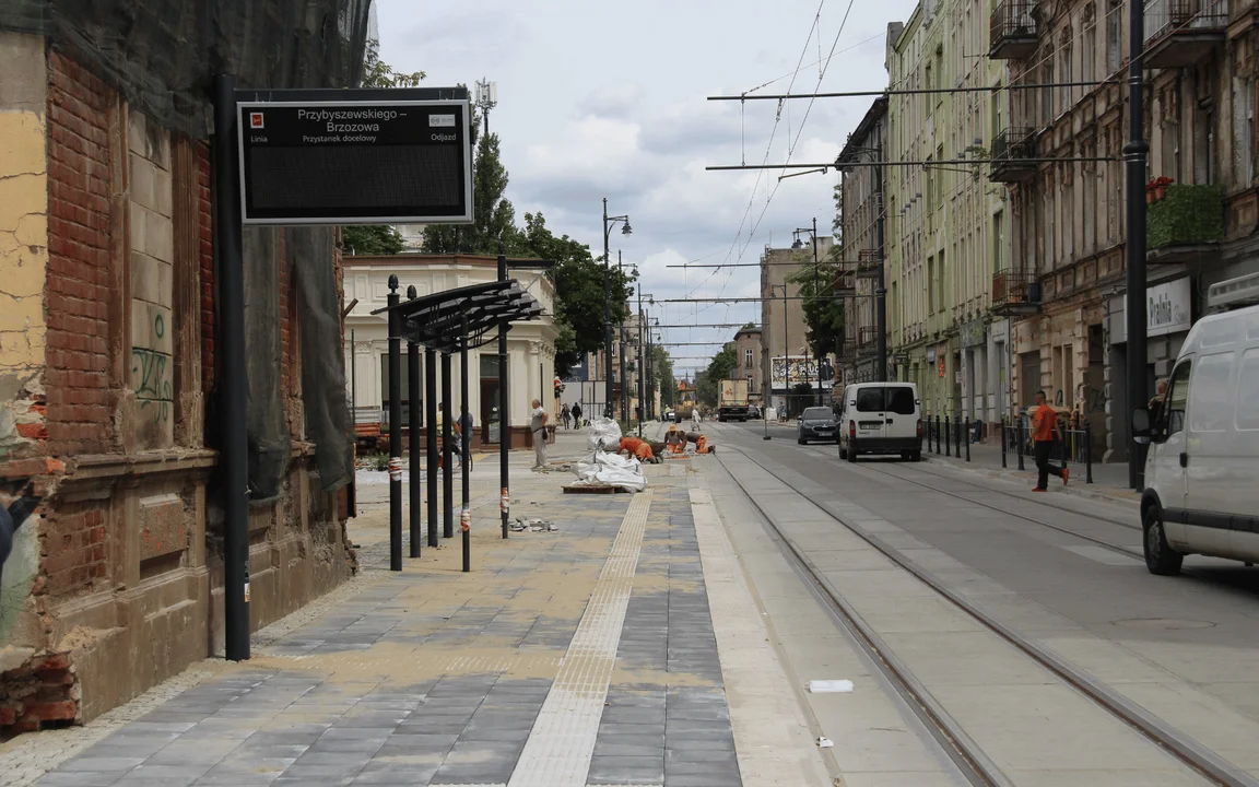 Przebudowa ulicy Przybyszewskiego. Przystanki tramwajowe niemalże skończone. Jaką linię tutaj zobaczymy? [ZDJĘCIA] - Zdjęcie główne