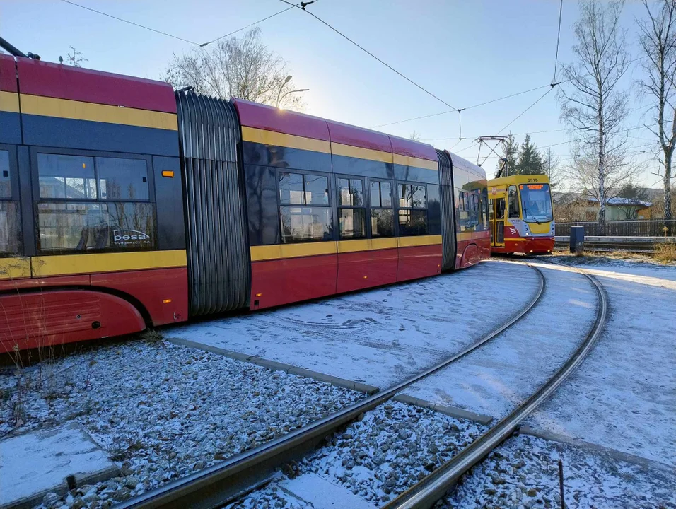 Tramwaje MPK Łódź nie dojeżdżają na Stoki. Ogłoszono objazdy na ważnej linii tramwajowej. Występują utrudnienia dla podróżnych [ZDJĘCIA] - Zdjęcie główne