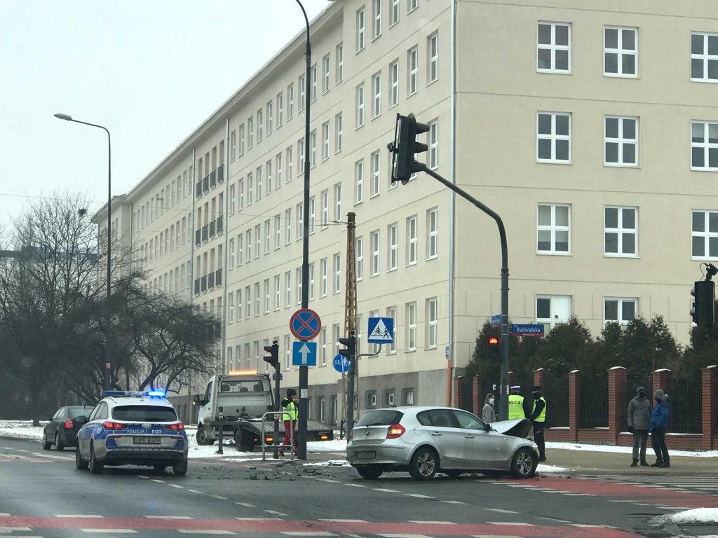 Groźny wypadek w Łodzi na skrzyżowaniu al. Politechniki z ul. Radwańską. Srebrne BMW nie zatrzymało się na czerwonym świetle - Zdjęcie główne