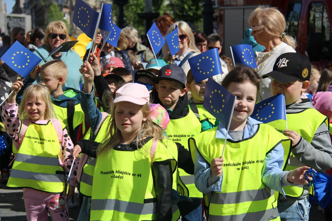 Parada na Piotrkowskiej. Dzieci i młodzież przeszli z olbrzymią flagą Unii Europejskiej [ZDJĘCIA] - Zdjęcie główne