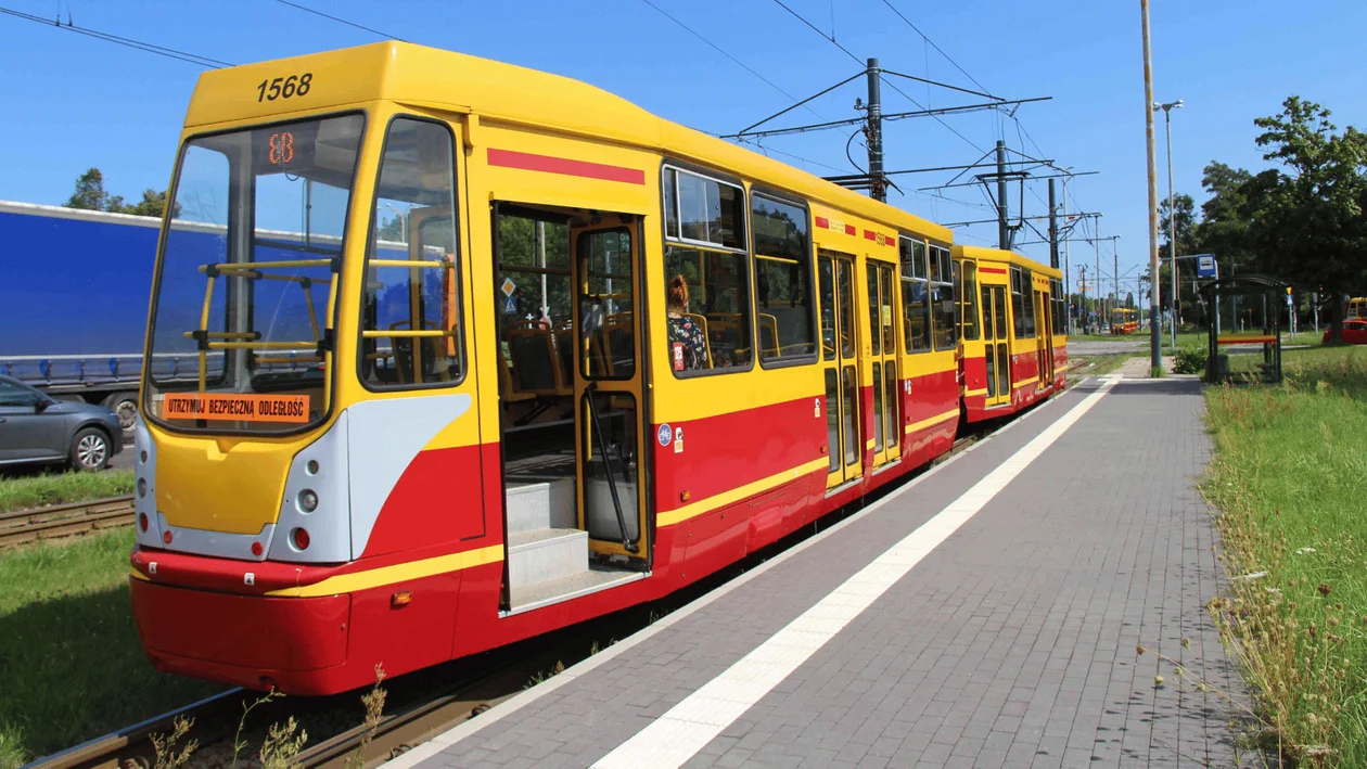 Podróżni MPK Łódź skarżą się na zaduch w tramwajach i autobusach. W ilu tramwajach jest klimatyzacja? Spółka komentuje - Zdjęcie główne