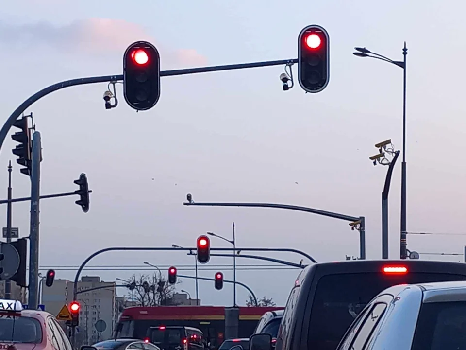 Red Light w Łodzi. Ci kierowcy nie dostaną punktów za przejazd na czerwonym - Zdjęcie główne