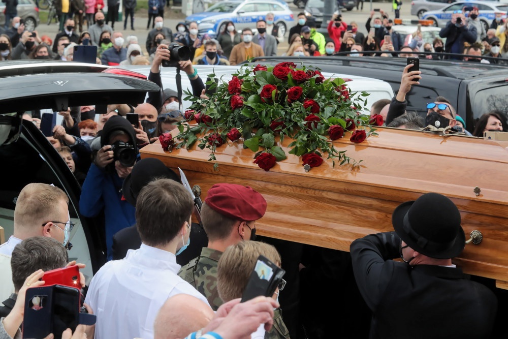 Ponad tysiąc osób na pogrzebie Krzysztofa Krawczyka w podłódzkich Grotnikach [wideo, zdjęcia] - Zdjęcie główne