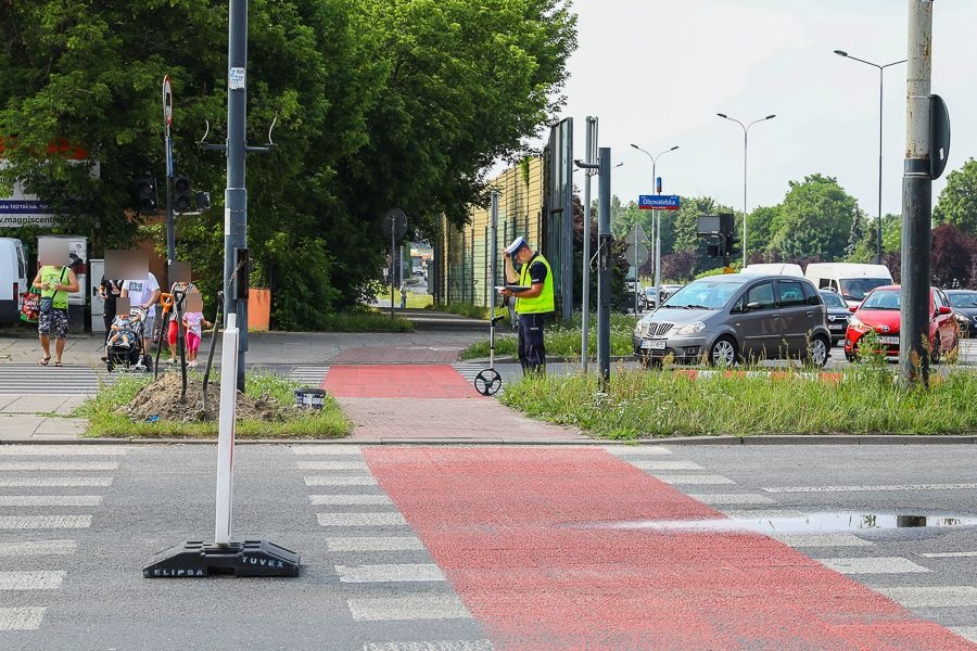 Wypadek Łódź. Potrącenie pieszego na skrzyżowaniu al. Jana Pawła II i Obywatelskiej. To pierwszy dzień remontu sygnalizacji [zdjęcia]  - Zdjęcie główne