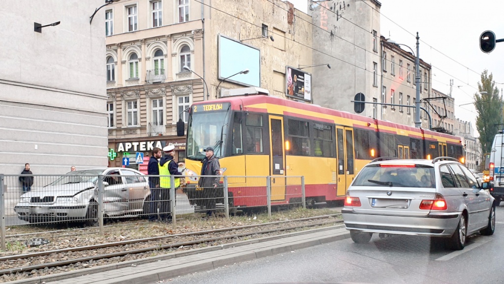 Zderzenie tramwaju z autem osobowym. Utrudnienia w centrum miasta - Zdjęcie główne