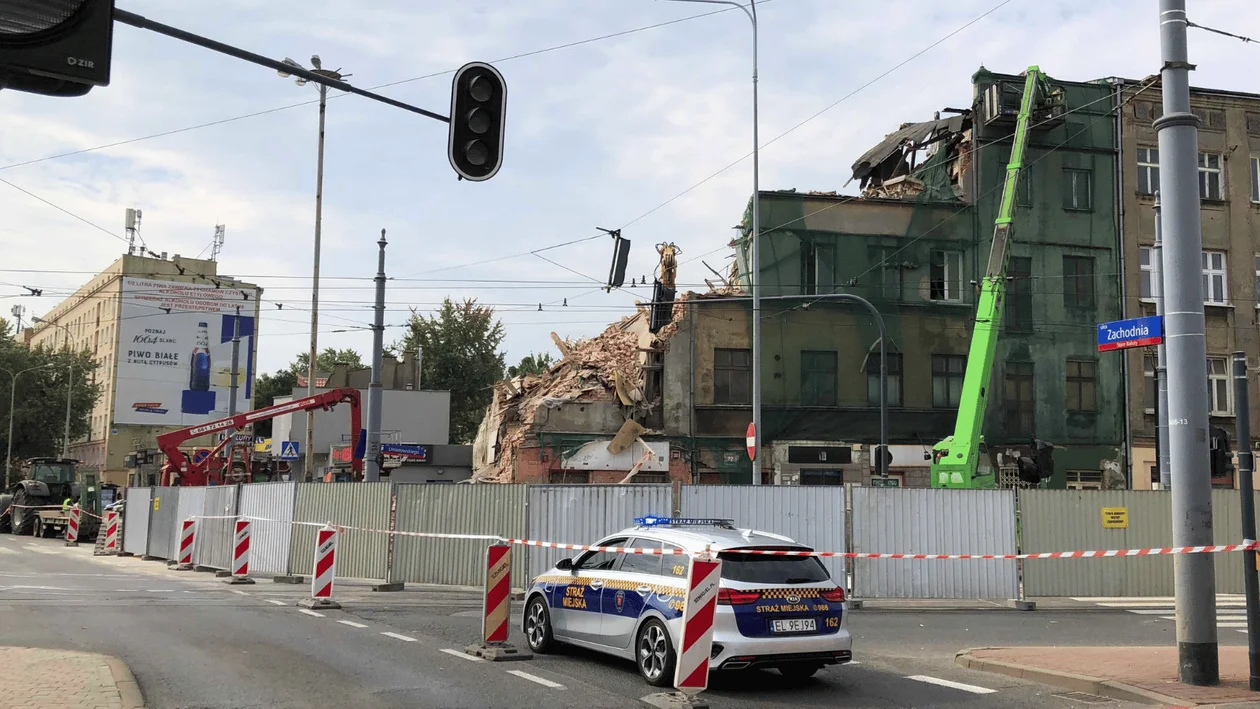 Utrudnienia na ważnym skrzyżowaniu na Bałutach. Trwa dalsza rozbiórka zawalonej kamienicy. Jak sytuacja na miejscu? [ZDJĘCIA] - Zdjęcie główne