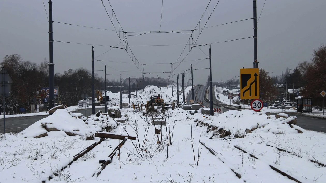 Budowa wiaduktów na Przybyszewskiego nie zakończy się w 2023 r. Dla wszystkich oznacza to kilka miesięcy utrudnień więcej. Na jakim etapie są prace? [ZDJĘCIA] - Zdjęcie główne