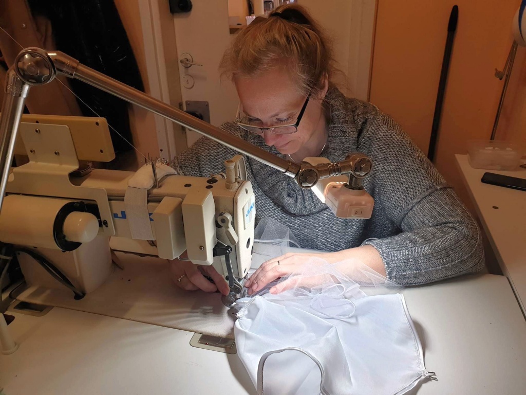 Małgorzata Łuczyńska z Łodzi projektuje i szyje ubranka dla lalek typu Barbie. Krawiectwo to jej pasja - Zdjęcie główne
