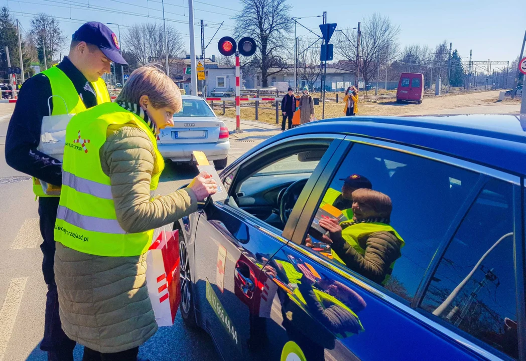 Akcja „Bezpieczny przejazd” na Rokicińskiej. Ambasadorzy Bezpieczeństwa edukowali kierowców  - Zdjęcie główne