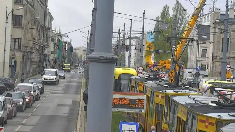 Zatrzymanie tramwajów w centrum Łodzi. Na miejscu pogotowie ratunkowe - Zdjęcie główne