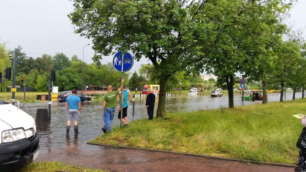 Burza Łódź. Gwałtowne ulewy i zalane ulice w Łodzi. Tramwaje MPK Łódź opóźnione - Zdjęcie główne