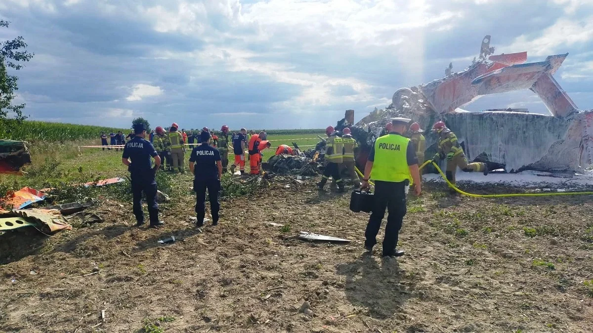 Tragiczny wypadek lotniczy pod Piotrkowem. Policja podaje szczegóły [zdjęcia] - Zdjęcie główne