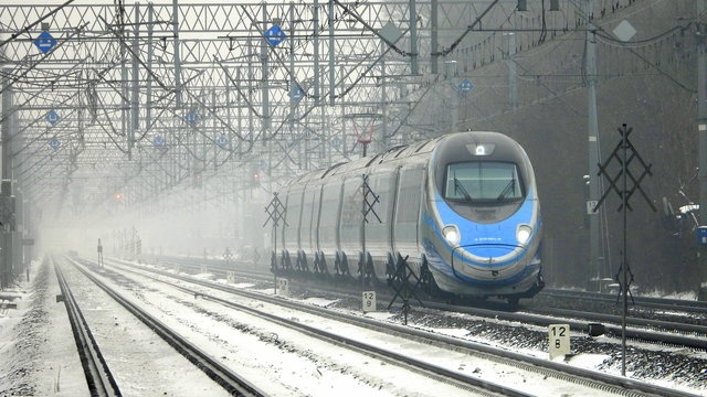 Szybciej i bezpieczniej pociągiem do Łodzi oraz Kutna. PKP PLK modernizuje tory i sieć trakcyjną - Zdjęcie główne