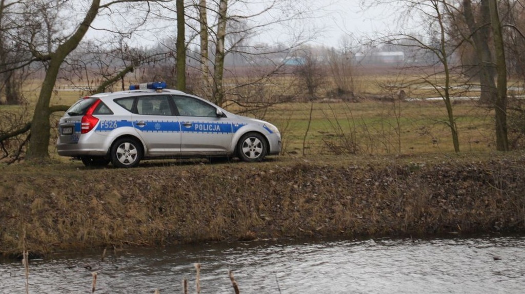 Ciało w rzece w Łódzkiem. Na miejsce wezwano nurków z grupy „Łódź” [zdjęcia] - Zdjęcie główne