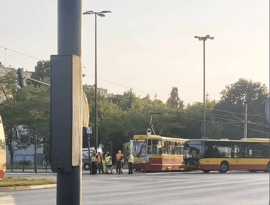 Łódź. Miejski autobus uderzył w tramwaj  - Zdjęcie główne