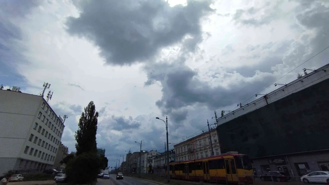 IMGW wydało ostrzeżenie pogodowe! Nad Łodzią i regionem zbierają się chmury burzowe. Może być niebezpiecznie! - Zdjęcie główne