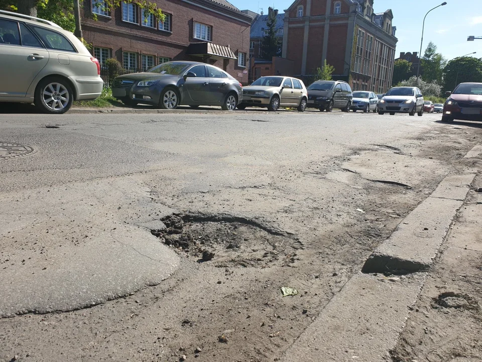 Dziury w drogach w Łodzi to po prostu koszmar. Nie uwierzysz, ile kasy wypłacono na odszkodowania - Zdjęcie główne