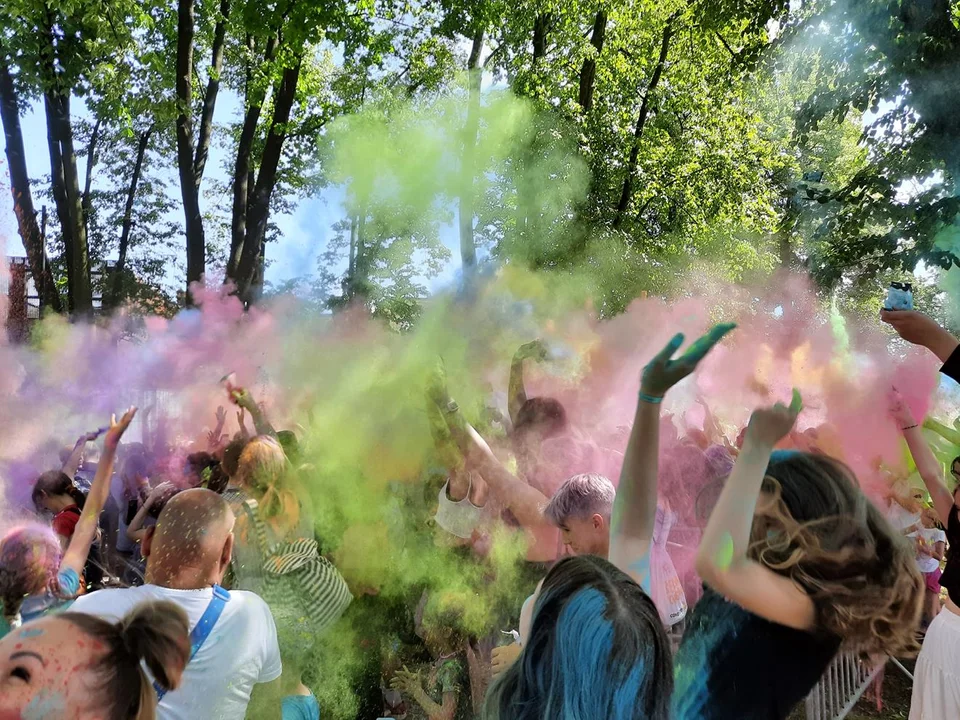 Ubrudzeni barwnym proszkiem, ale szczęśliwi! Tak wyglądał Festiwal Kolorów w Łodzi  - Zdjęcie główne