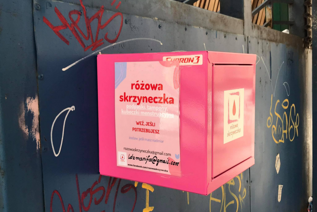 Pierwsza ogólnodostępna Różowa Skrzyneczka w Łodzi. Osoby w potrzebie uzyskały dostęp do darmowych produktów menstruacyjnych  - Zdjęcie główne