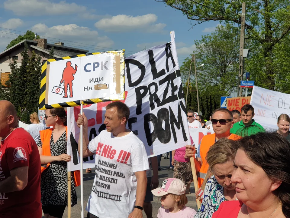 Mieszkańcy łódzkich Mileszek protestują. Nie chcą szybkich pociągów pod oknami [zdjęcia I wideo] - Zdjęcie główne
