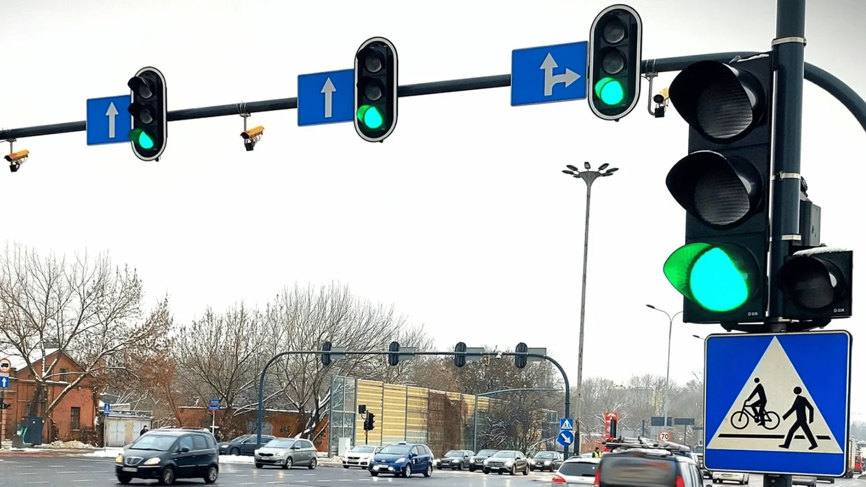 System Red Light w Piotrkowie. Co zrobić, kiedy dostaniemy wezwanie za przejazd na czerwonym świetle? - Zdjęcie główne