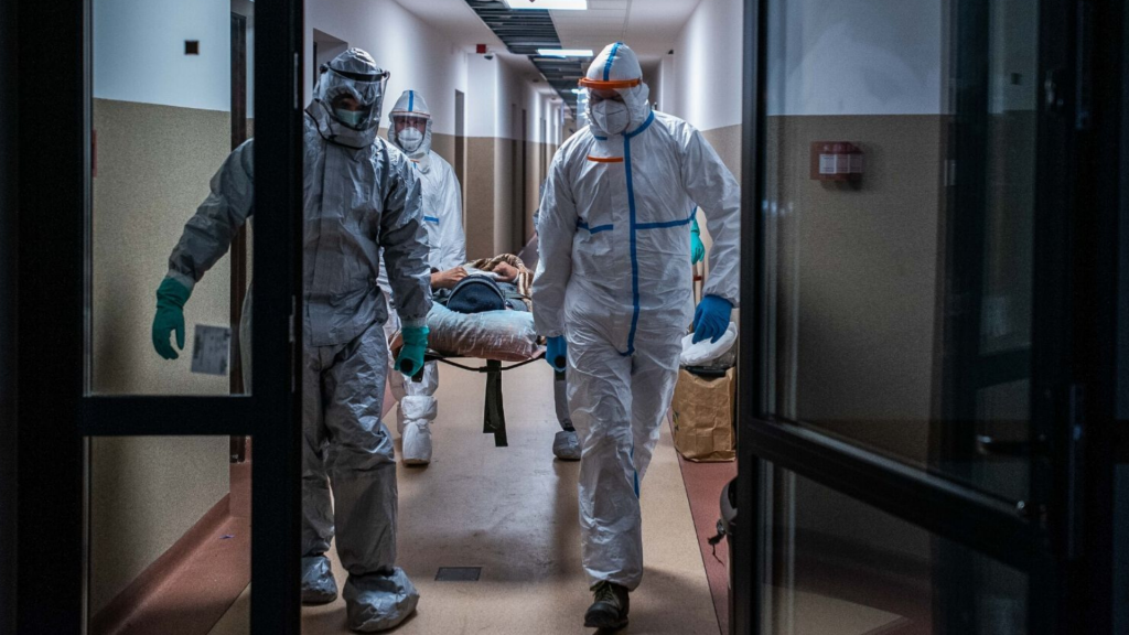 Znowu ponad 500 nowych przypadków koronawirusa w Polsce. W Łódzkiem zmarł 33-letni mężczyzna [RAPORT] - Zdjęcie główne