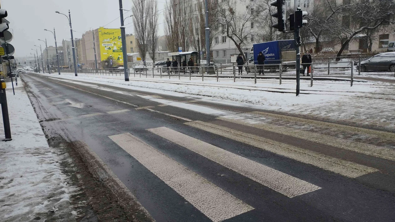 W Łodzi od rana sypie śnieg. Jak sytuacja na drogach? [ZDJĘCIA] - Zdjęcie główne