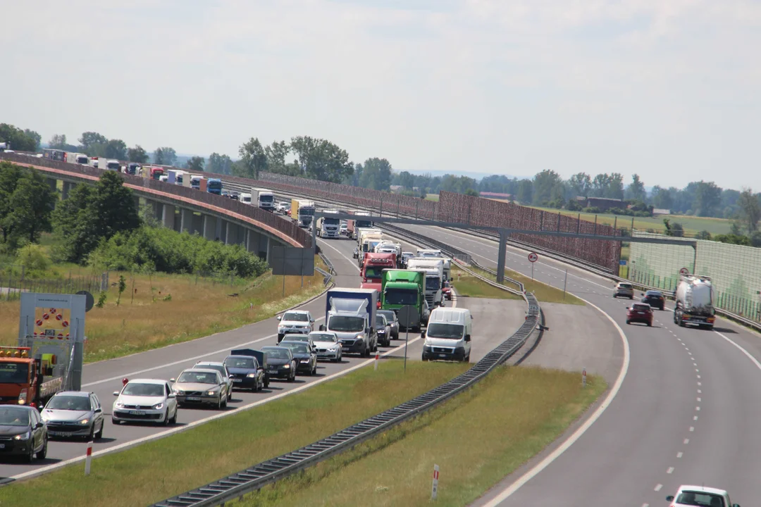 Wypadki na autostradzie A2 i trasie S8 niedaleko Łodzi. Są utrudnienia dla kierowców! - Zdjęcie główne