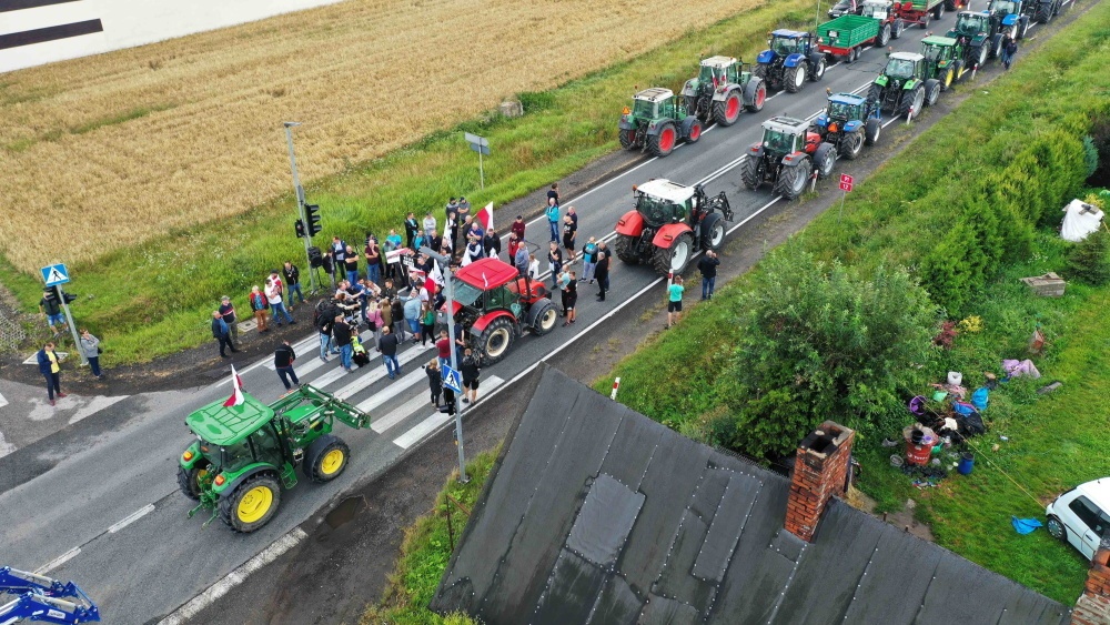 Łódzkie: rolnicy z Agrounii blokują krajową "dwunastkę".  Lepiej jechać autostradą A1 - Zdjęcie główne
