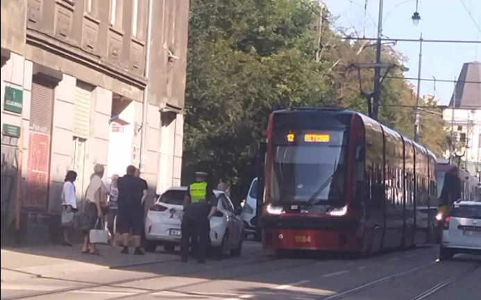 Problem z parkowaniem na ulicy Kilińskiego. Tym razem tramwaje zablokowało auto na wynajem - Zdjęcie główne