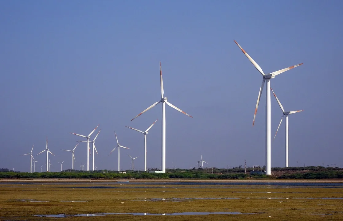 Pożar na wysokości kilkudziesięciu metrów pod Tomaszowem. Zapaliła się turbina wiatrowa - Zdjęcie główne