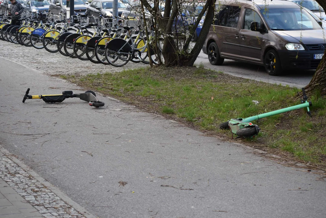 Łódź: Porozrzucane hulajnogi na chodnikach to prawdziwa zmora. Problem mają osoby na wózkach inwalidzkich - Zdjęcie główne