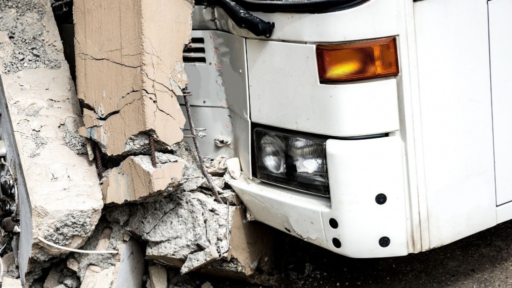 Śmiertelny wypadek w Łódzkiem, Autokar uderzył w budynek gospodarczy. Nie żyje kierowca - Zdjęcie główne