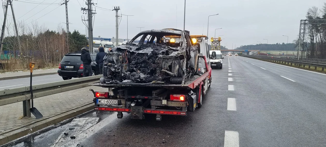 54-latek spłonął w samochodzie. Tragedia w Łódzkiem - Zdjęcie główne