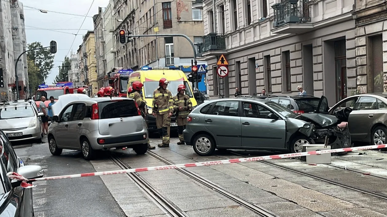 Ogromny huk zwrócił uwagę mieszkańców Starego Polesia. Uszkodzonych zostało sześć aut [ZDJĘCIA] - Zdjęcie główne