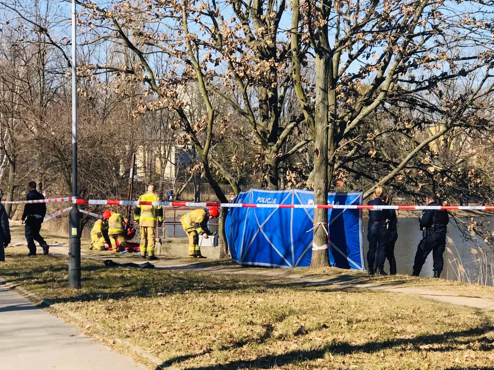 Topielec w Łodzi. Ciało młodego mężczyzny znaleziono w zbiorniku przy ul. Przędzalnianej [zdjęcia]  - Zdjęcie główne