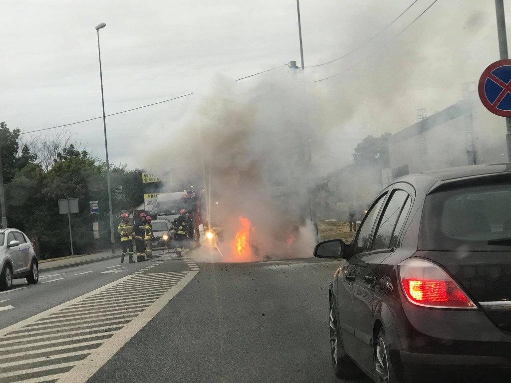 Na Olechowie zapalił się pojazd będący na jezdni - Zdjęcie główne