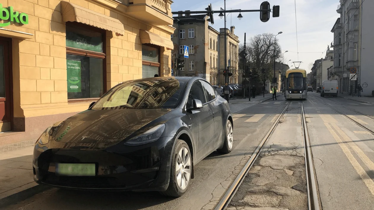 Tesla zablokowała tramwaje i autobusy w centrum Łodzi. Ogłoszono objazdy - Zdjęcie główne