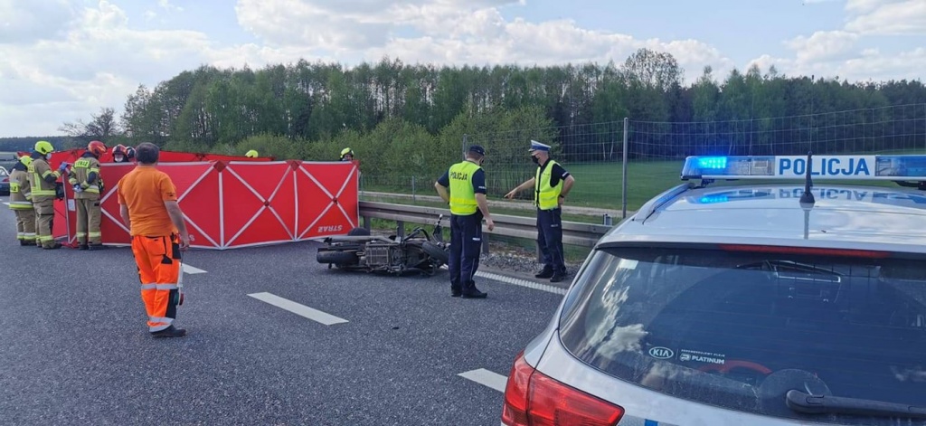 Wypadek Łódzkie. Śmiertelny wypadek motocyklisty z Czech na S8 w kierunku Wrocławia - Zdjęcie główne