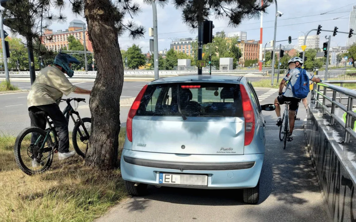 Takiego „roweru” jeszcze nie widzieliście! W centrum Łodzi błękitny fiat jechał środkiem drogi rowerowej  [ZDJĘCIE] - Zdjęcie główne