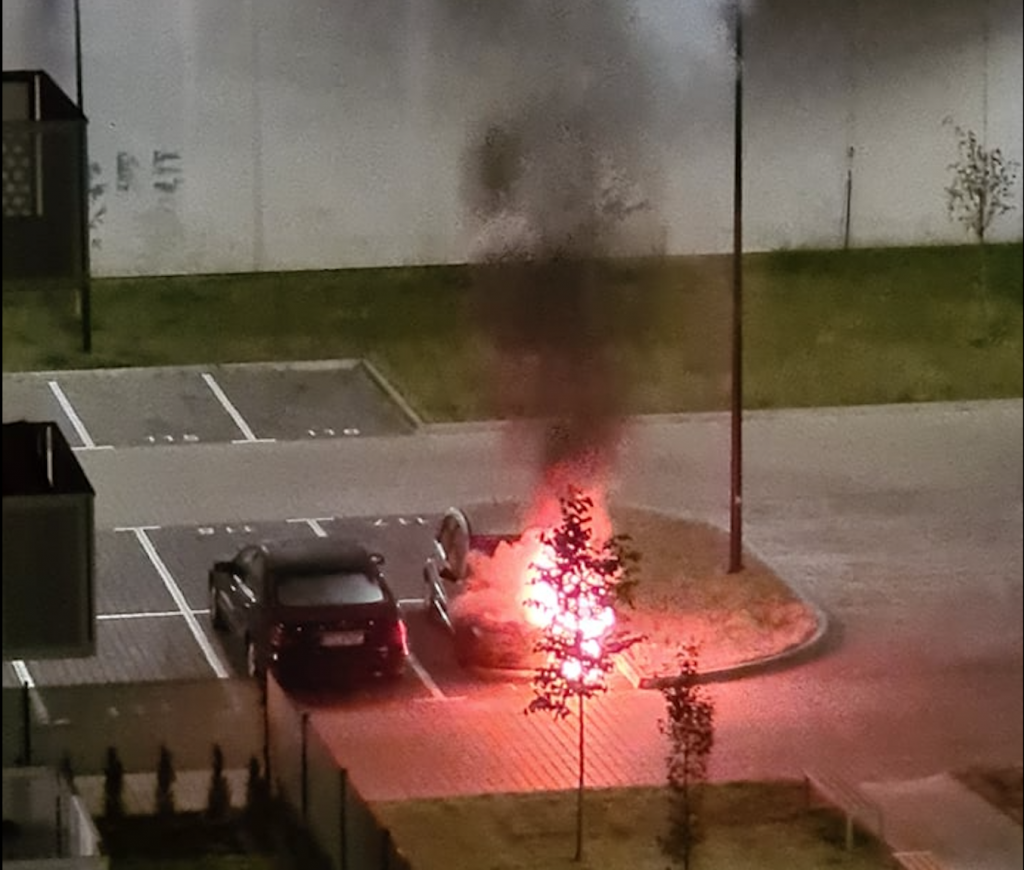 Pożar Łódź. Na parkingu nowego osiedla w Łodzi spłonęło auto [wideo] - Zdjęcie główne